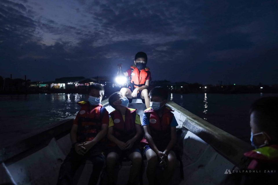 Murid SJK (C) Yit Khwan menaiki bot menyeberangi sungai untuk ke sekolah sewaktu tinjauan di Kampung Bagan, Tanjung Karang, Selangor pada hari ini. Media Selangor/Zulfadhli Zaki
