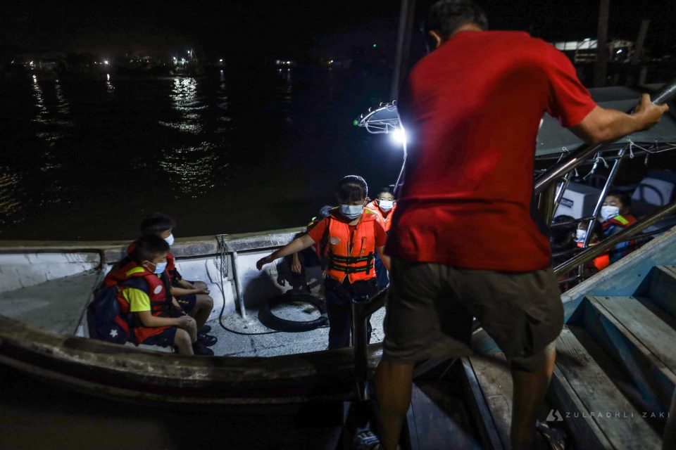 Murid SJK (C) Yit Khwan di hantar oleh ibu bapa di jeti nelayan untuk menaiki bot untuk ke sekolah sewaktu tinjauan di Kampung Bagan, Tanjung Karang, Selangor pada hari ini. Media Selangor/Zulfadhli Zaki
