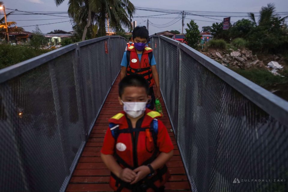 Murid SJK (C) Yit Khwan tiba di seberang sungai untuk hadir ke sekolah sewaktu tinjauan di Kampung Bagan, Tanjung Karang, Selangor pada hari ini. Media Selangor/Zulfadhli Zaki