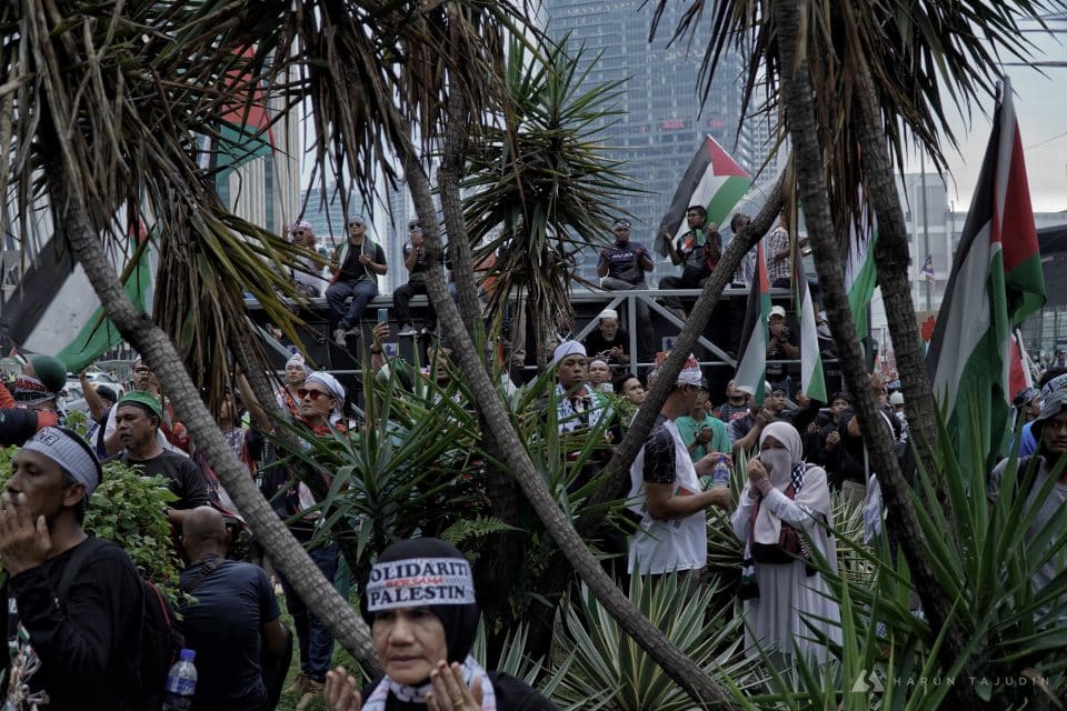 Orang ramai berarak sambil membawa bendera Palestin serta sepanduk sebagai tanda menyatakan solidariti terhadap rakyat negara itu pada Himpunan 10,000 Solidariti Palestin berhampiran kedutaan AS. HARUN TAJUDIN | Media Selangor