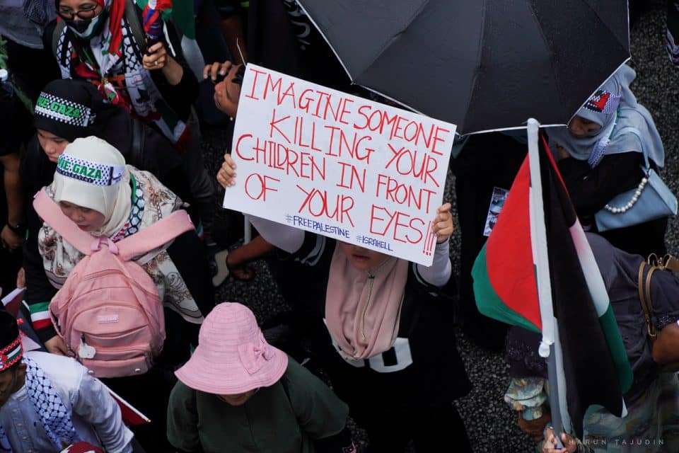Orang ramai berarak sambil membawa bendera Palestin serta sepanduk sebagai tanda menyatakan solidariti terhadap rakyat negara itu pada Himpunan 10,000 Solidariti Palestin berhampiran kedutaan AS. HARUN TAJUDIN | Media Selangor
