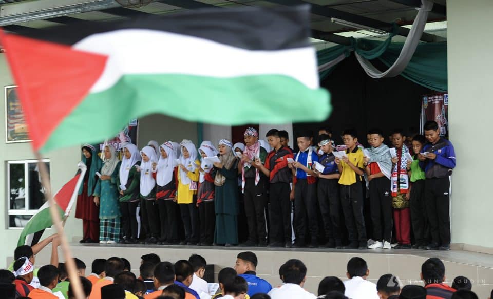 PARA pelajar berhimpun pada Minggu Solidariti Palestin di SMK Ampang Jaya, Kuala Lumpur. HARUN TAJUDIN | Media Selangor