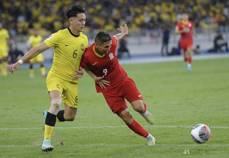 Aksi pemain Harimau Malaya Dominic Tan  mengasak pemain Kyrgyzstan Batyrkanov Ernist pada perlawanan Kumpulan D bagi Kelayakan Piala Dunia 2026 dan Piala Asia 2027, Malaysia menentang Kyrgyzstan di Stadium Nasional Bukit Jalil malam ini.