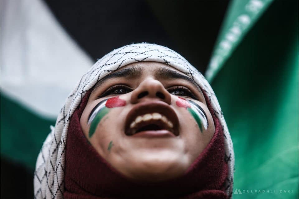 Orang ramai berarak sambil membawa bendera Palestin serta sepanduk sebagai tanda menyatakan solidariti terhadap rakyat negara itu pada Himpunan 10,000 Solidariti Palestin berhampiran kedutaan AS. ZULFADHLI ZAKI | Media Selangor