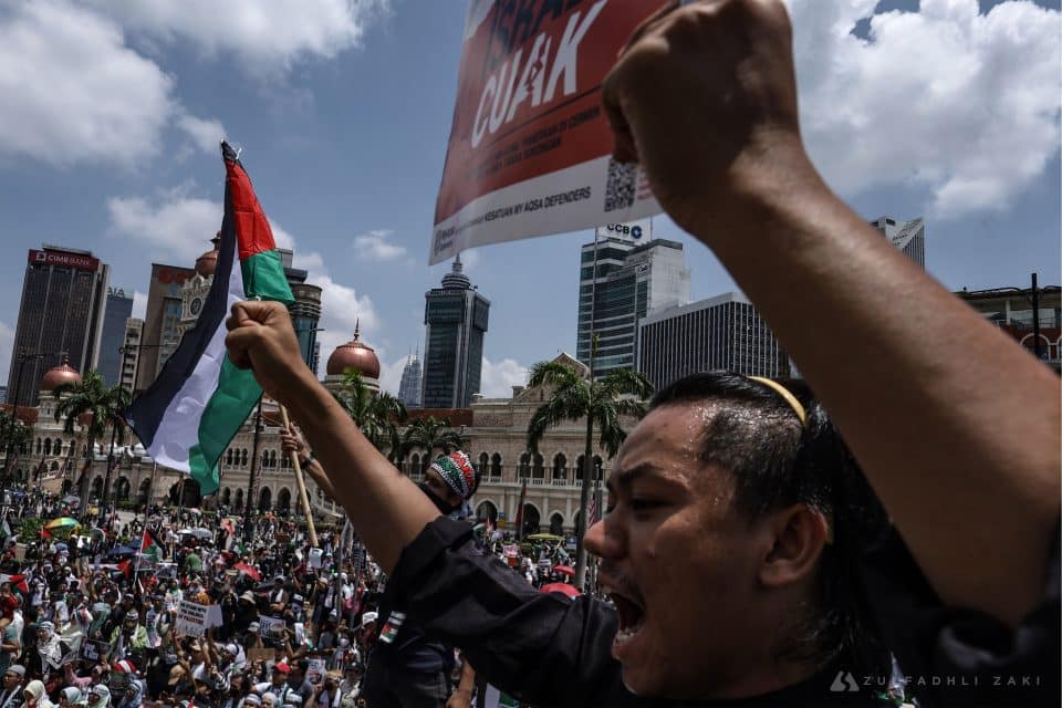 Ribuan peserta hadir dalam himpunan solidariti sebagai tanda sokongan ke atas Palestin dan mengecam tindakan kejam rejim zionis di Dataran Merdeka. ZULFADHLI ZAKI | Media Selangor