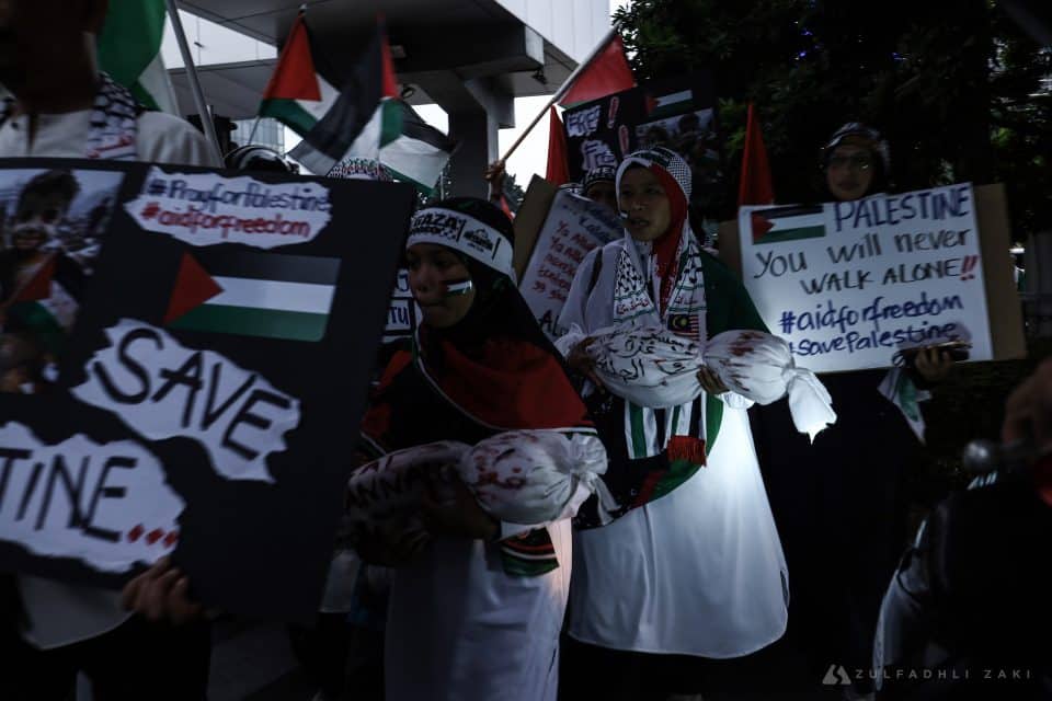 Orang ramai berarak sambil membawa bendera Palestin serta sepanduk sebagai tanda menyatakan solidariti terhadap rakyat negara itu pada Himpunan 10,000 Solidariti Palestin berhampiran kedutaan AS. ZULFADHLI ZAKI | Media Selangor