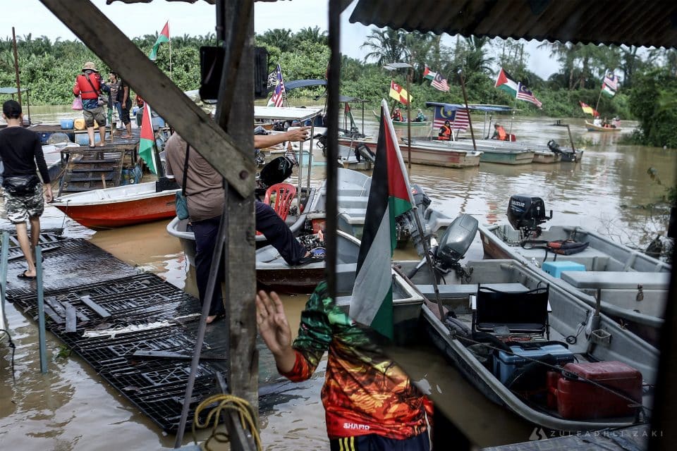 Peserta konvoi bot berkumpul sewaktu Program Konvoi Bot Solidariti Untuk Palestin anjuran Komuniti Nelayan Darat Kampung Kuantan di Jeti Bintara Kampung Kuantan, Kuala Selangor pada hari ini. Zulfadhli Zaki | Media Selangor