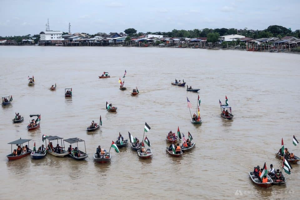 Peserta konvoi bot merentasi sungai sejauh 20 kilometer menuju ke Jambatan Kuala Selangor pada hari ini. Zulfadhli Zaki | Media Selangor