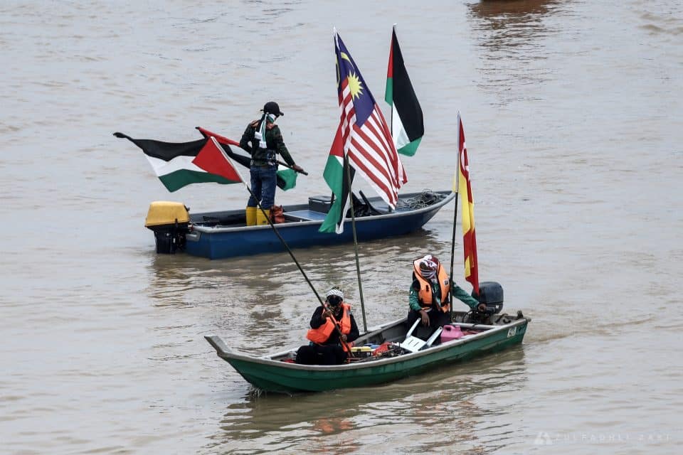 Peserta konvoi bot merentasi sungai sejauh 20 kilometer menuju ke Jambatan Kuala Selangor pada hari ini. Zulfadhli Zaki | Media Selangor