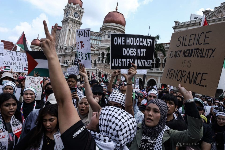 Ribuan peserta hadir dalam himpunan solidariti sebagai tanda sokongan ke atas Palestin dan mengecam tindakan kejam rejim zionis di Dataran Merdeka. ZULFADHLI ZAKI | Media Selangor