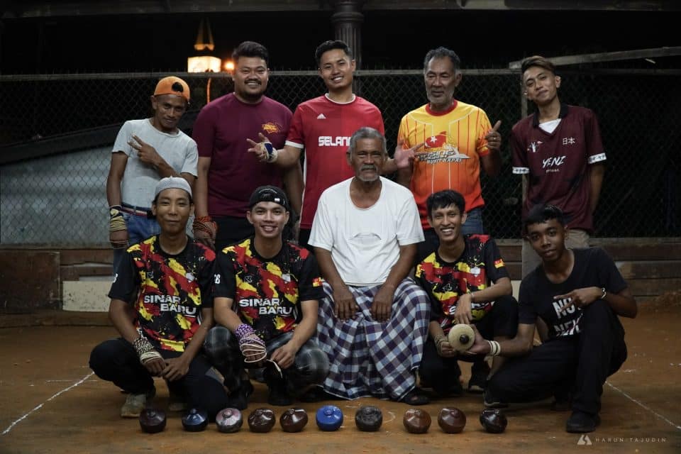 Antara gambar kenangan bersama pemain Gasing Bukit Kapar Klang Selangor.