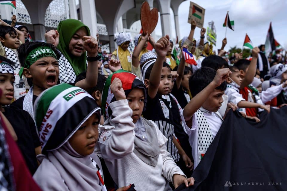 Kanak-kanak dari Persatuan Tadika Islam Malaysia PERTIM seluruh Negeri Selangor berkumpul sebagai tanda solidariti di perkarangan Masjid Sultan Salahuddin Abdul Aziz Shah, Shah Alam, Selangor pada pagi ini sewaktu Program Minggu Solidariti Palestin. Zulfadhli Zaki | Media Selangor