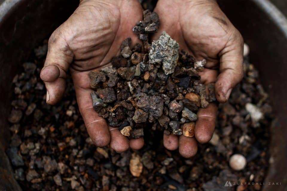 Pandai Besi (pembuat keris), Mohd Rusdy menunjukkan besi dari tanah yang akan di campur dalam penghasilan sebilah keris sewaktu tinjauan di Jeram, Kuala Selangor pada 21, November 2023. Zulfadhli Zaki | Media Selangor