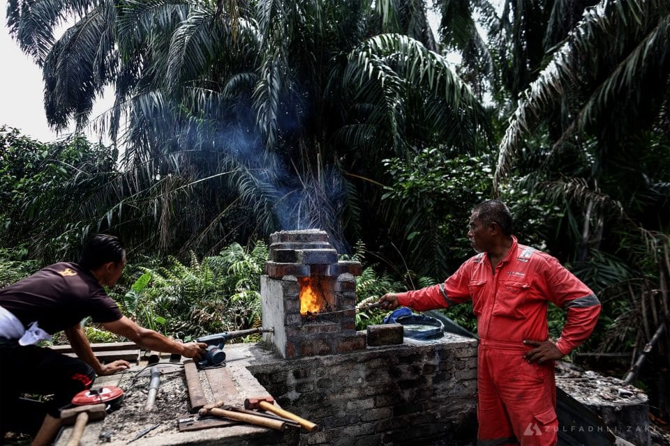 Pandai Besi (pembuat keris), Mohd Rusdy sedang mengawal api dapur sewaktu proses penghasilan keris di Jeram, Kuala Selangor pada 21, November 2023. Zulfadhli Zaki | Media Selangor