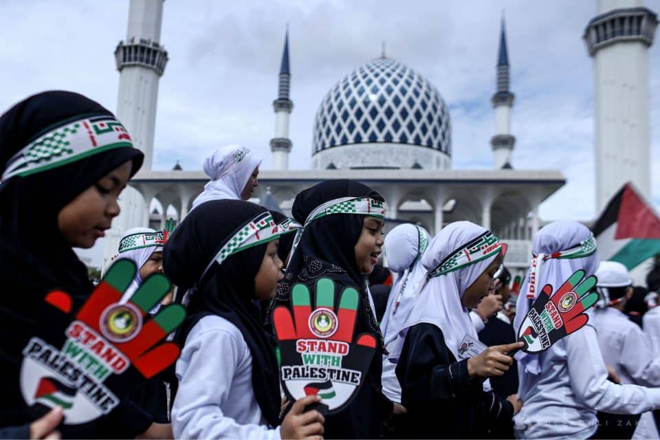 Kanak-kanak dari Persatuan Tadika Islam Malaysia PERTIM seluruh Negeri Selangor berkumpul sebagai tanda solidariti di perkarangan Masjid Sultan Salahuddin Abdul Aziz Shah, Shah Alam, Selangor pada pagi ini sewaktu Program Minggu Solidariti Palestin. Zulfadhli Zaki | Media Selangor