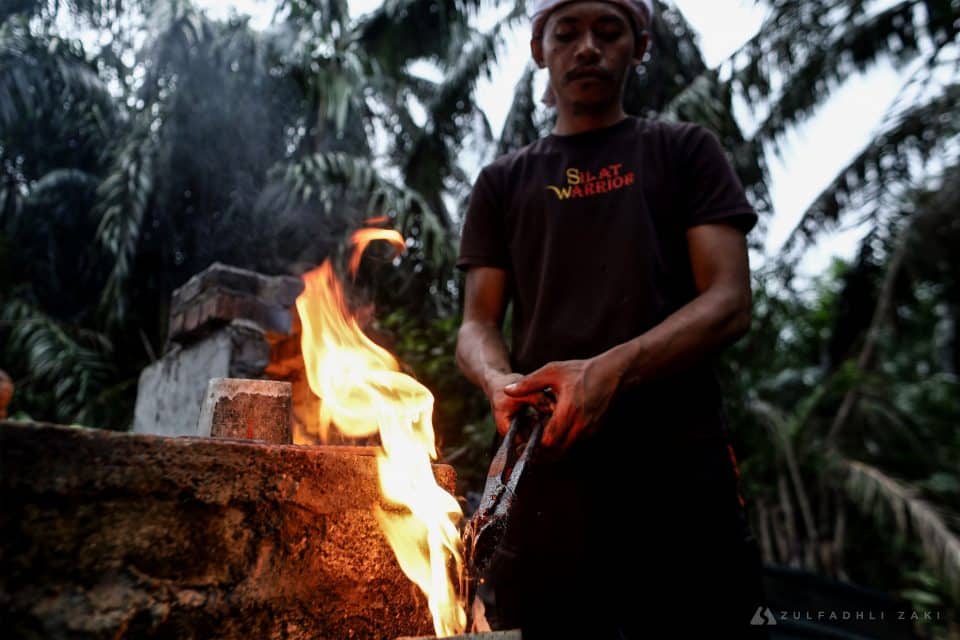 Pandai Besi (pembuat keris), Mohd Rusdy sedang mencelup keris ke dalam minyak setelah siap proses mencanai sewaktu penghasilan keris di Jeram, Kuala Selangor pada 21, November 2023. Zulfadhli Zaki | Media Selangor