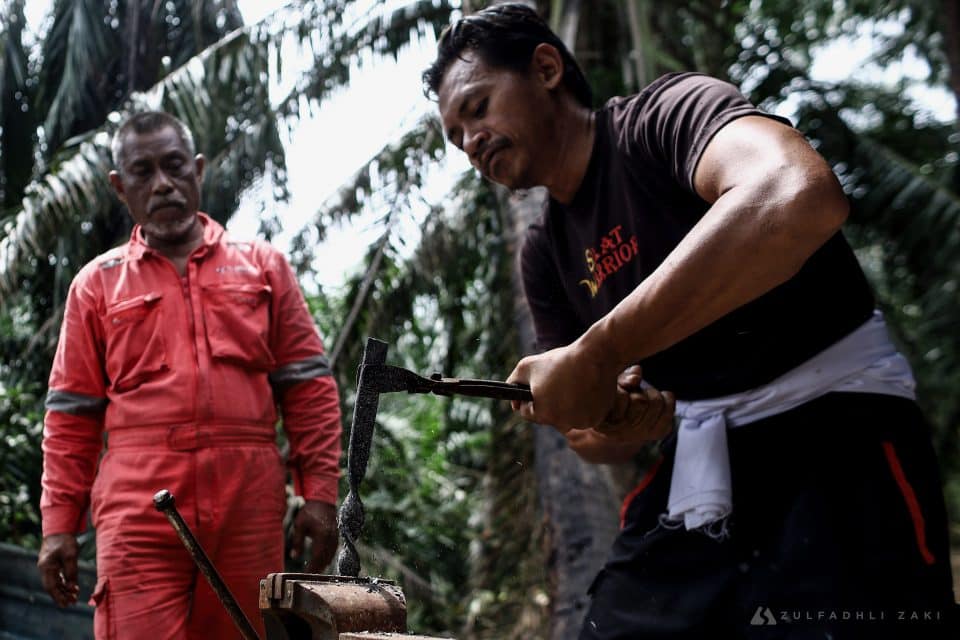 Pandai Besi (pembuat keris), Mohd Rusdy sedang melentur besi yang telah masak sewaktu proses penghasilan keris di Jeram, Kuala Selangor pada 21, November 2023. Zulfadhli Zaki | Media Selangor