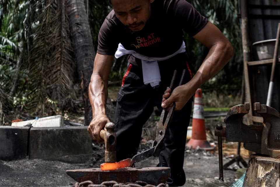 Pandai Besi (pembuat keris), Mohd Rusdy sedang menempa (mengetuk) besi yang telah dilentur sewaktu proses penghasilan keris di Jeram, Kuala Selangor pada 21, November 2023. Zulfadhli Zaki | Media Selangor