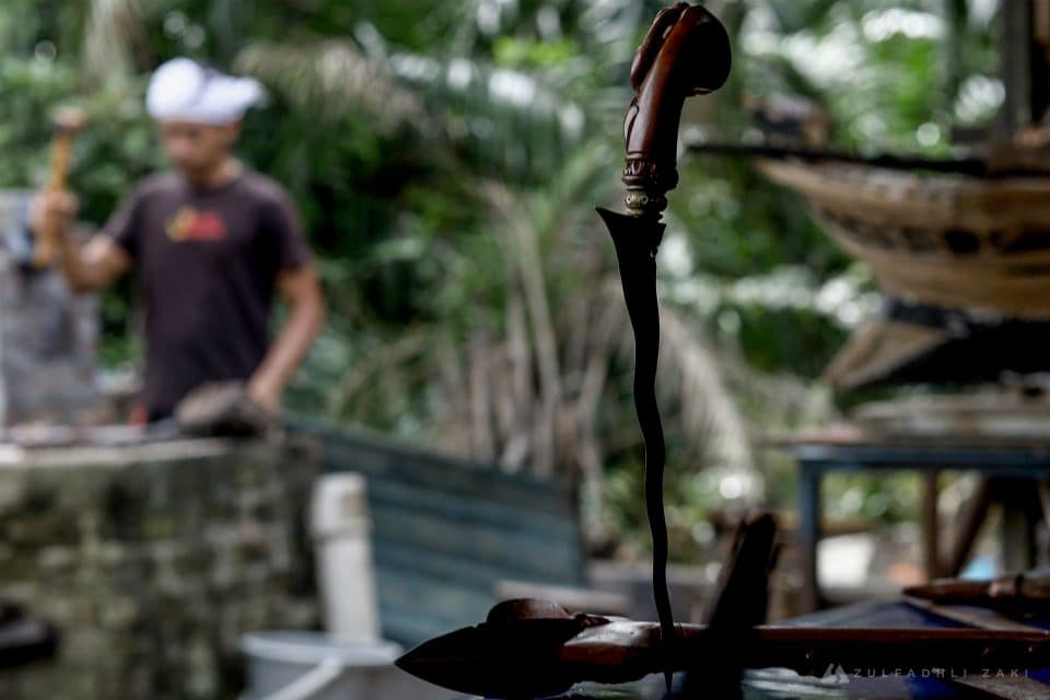 Pandai Besi (pembuat keris), Mohd Rusdy sedang menempa (mengetuk) besi yang telah dilentur sewaktu proses penghasilan keris di Jeram, Kuala Selangor pada 21, November 2023. Zulfadhli Zaki | Media Selangor