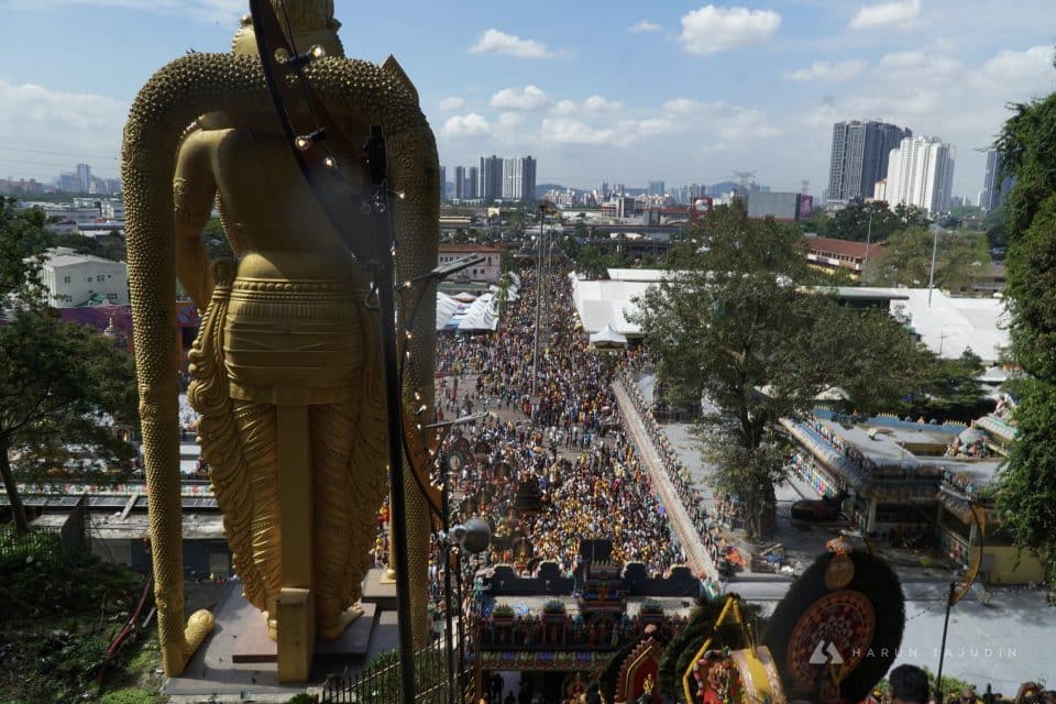 Penganut agama Hindu menaiki 272 anak tangga Kuil Sri Subramaniar Swamy, Batu Caves bagi menunaikan upacara keagamaan sempena perayaan Thaipusam pada hari ini. Harun Tajudin | Media Selangor
