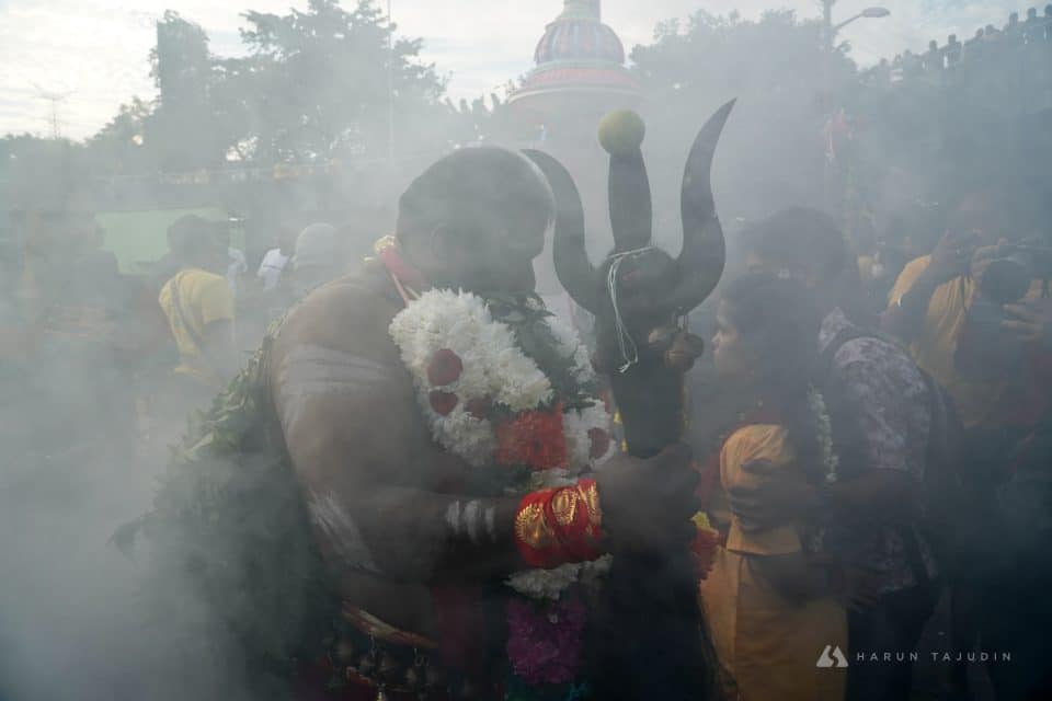 Penganut agama Hindu mencucuk mulut dan menuju ke Kuil Sri Subramaniar Swamy, Batu Caves sewaktu upacara keagamaan sempena perayaan Thaipusam pada hari ini. Harun Tajudin | Media Selangor
