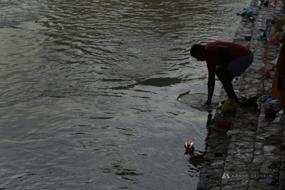 Seorang penganut agama Hindu sedang melakukan upacara di tepi sungai Batu Caves Harun Tajudin | Media Selangor