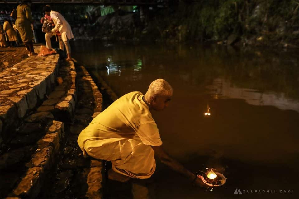 Penganut agama Hindu berdoa sebelum menuju ke Kuil Sri Subramaniar Swamy, Batu Caves sewaktu upacara keagamaan sempena perayaan Thaipusam pada hari ini. Zulfadhli Zaki | Media Selangor