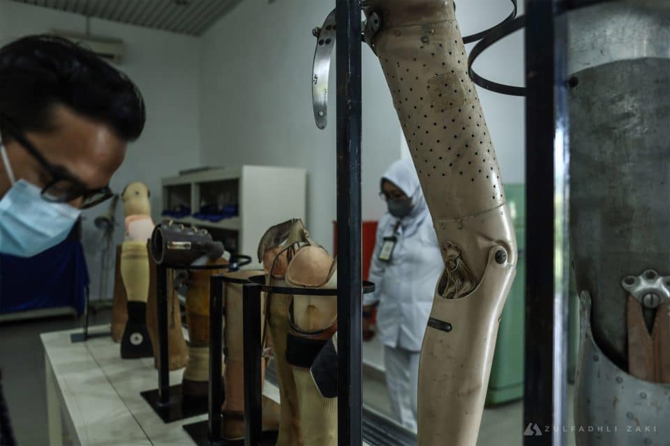 Petugas kesihatan menunjukkan kaki palsu yang digunakan oleh pesakit kusta di Galeri Kusta sewaktu tinjauan di Pusat Kawalan Kusta Negara (PKKN), Sungai Buloh, Selangor. Zulfadhli Zaki | Media Selangor