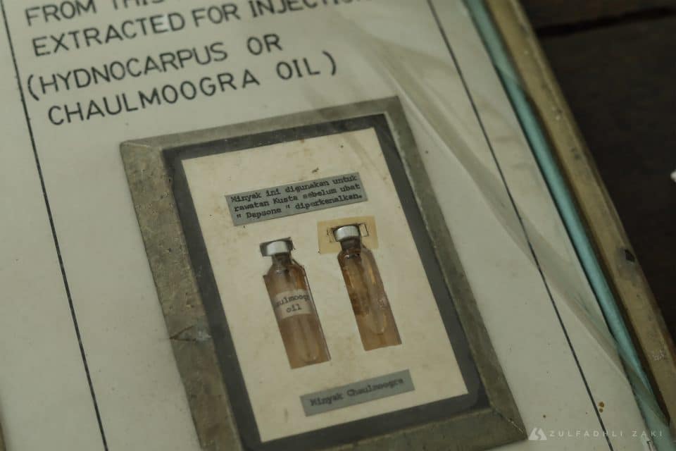 Petugas kesihatan menunjukkan minyak 'Chaulmoogra' yang digunakan untuk merawat penyakit kusta di Galeri Kusta sewaktu tinjauan di Pusat Kawalan Kusta Negara (PKKN), Sungai Buloh, Selangor. Zulfadhli Zaki | Media Selangor