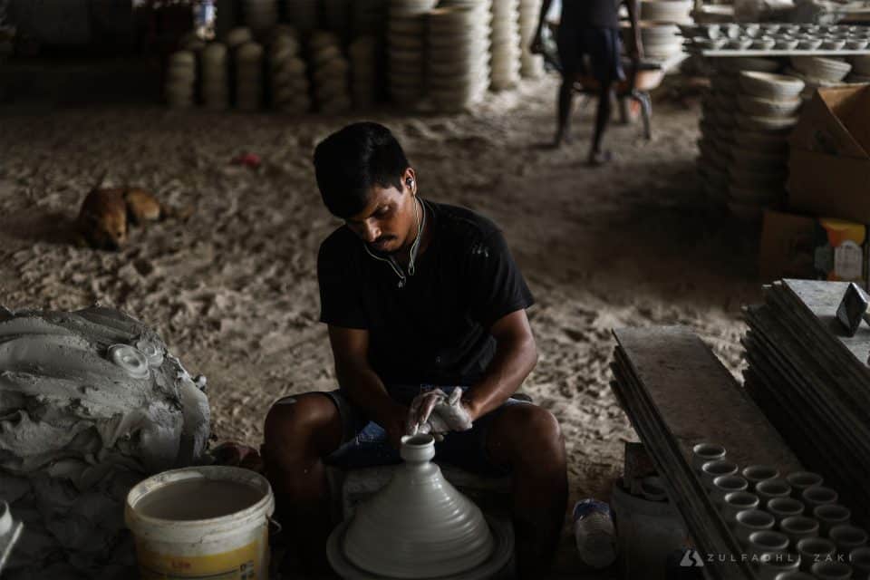 Pekerja Krishnan Pottery sedang melakukan kerja tangan pada tanah liat untuk dijadikan belanga Ponggal ketika tinjauan di Krishnan Pottery, Kuala Selangor. Zulfadhli Zaki | Media Selangor