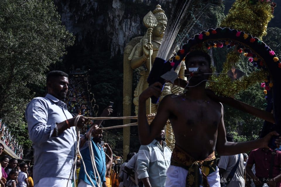 Penganut agama Hindu menunggu giliran untuk menaiki 272 anak tangga Kuil Sri Subramaniar Swamy, Batu Caves bagi menunaikan upacara keagamaan sempena perayaan Thaipusam pada hari ini. Zulfadhli Zaki | Media Selangor