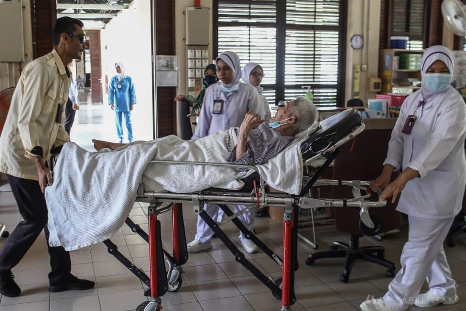 Petugas kesihatan membawa masuk pesakit ke dalam wad selepas mendapat rawatan sewaktu tinjauan di Pusat Kawalan Kusta Negara (PKKN), Sungai Buloh, Selangor. Zulfadhli Zaki | Media Selangor