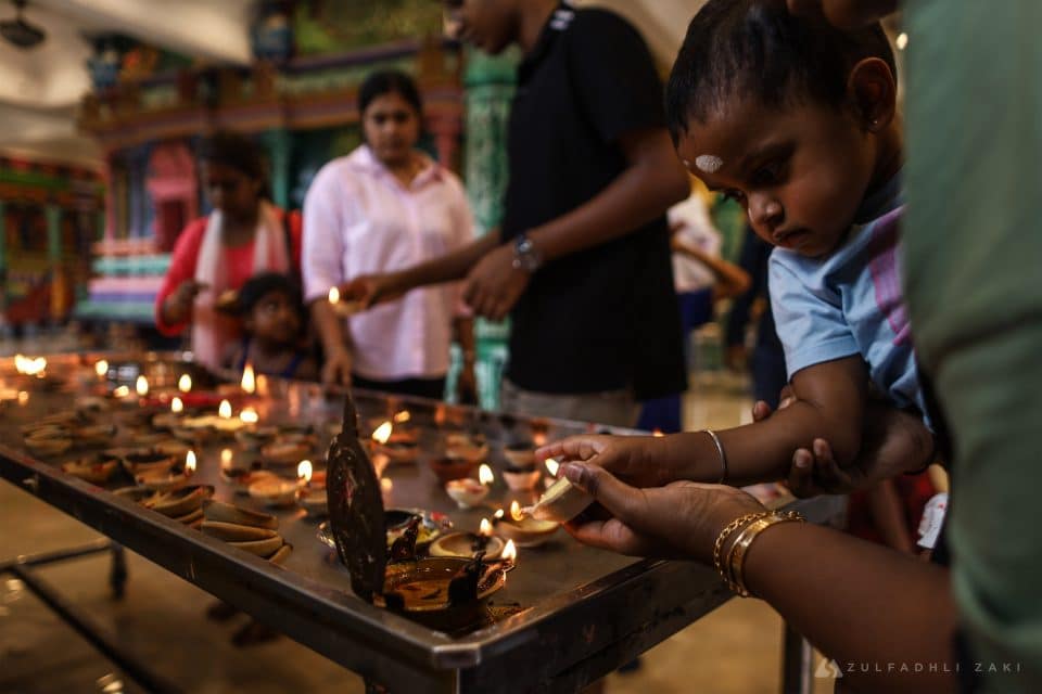 Penganut Hindu bersembahyang sewaktu sambutan Pesta Ponggal di Batu Caves pada hari ini. Zulfadhli Zaki | Media Selangor