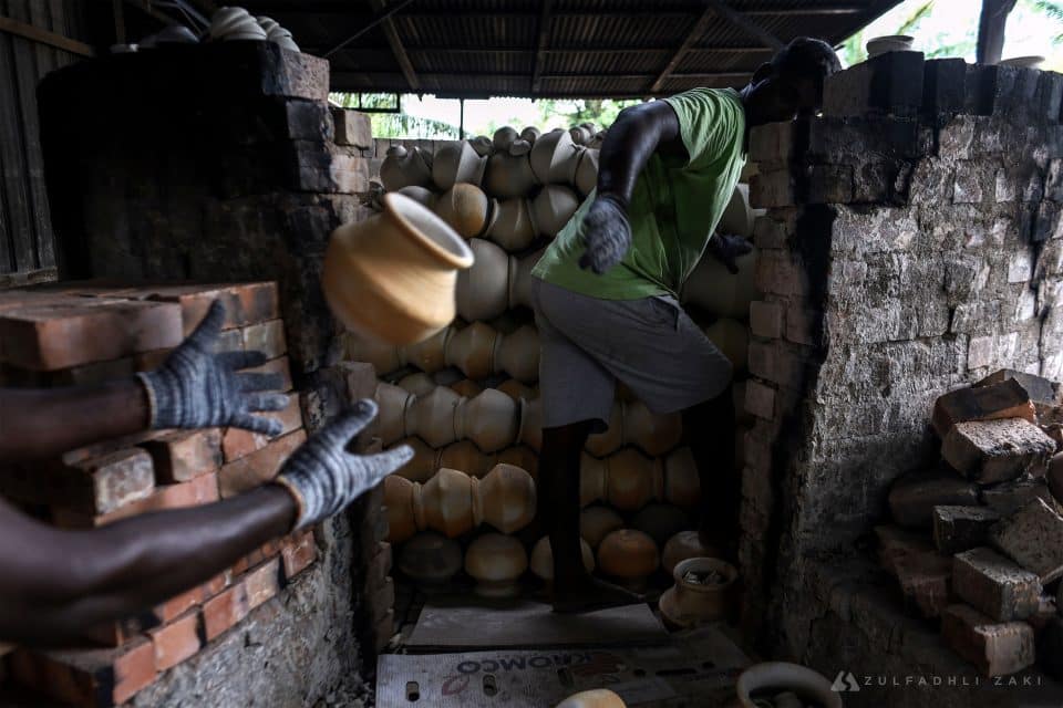 Pekerja Krishnan Pottery menyusun belanga Ponggal yang telah dibakar ketika tinjauan di Krishnan Pottery, Kuala Selangor. Zulfadhli Zaki | Media Selangor