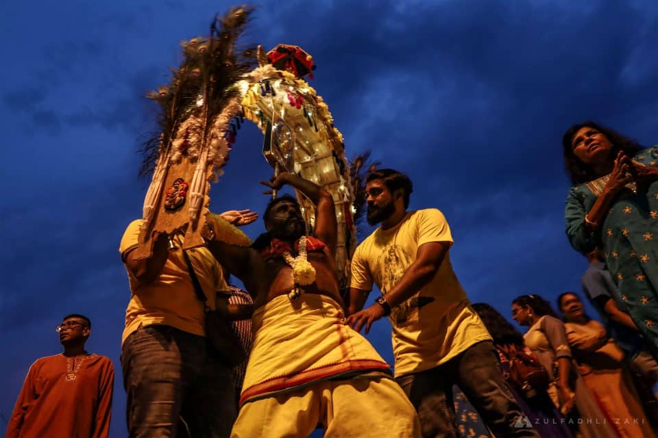 Penganut agama Hindu membawa 'Kavadi' menuju ke Kuil Sri Subramaniar Swamy, Batu Caves sewaktu upacara keagamaan sempena perayaan Thaipusam pada hari ini. Zulfadhli Zaki | Media Selangor