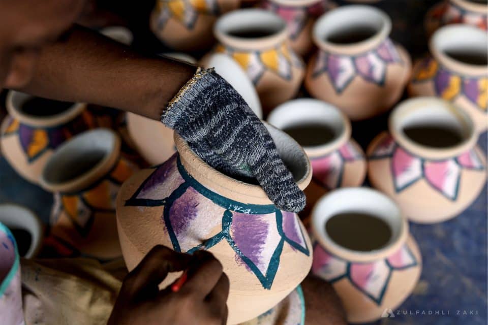 Pekerja Krishnan Pottery melakukan sentuhan terakhir pada belanga Ponggal ketika tinjauan di Krishnan Pottery, Kuala Selangor. Zulfadhli Zaki | Media Selangor