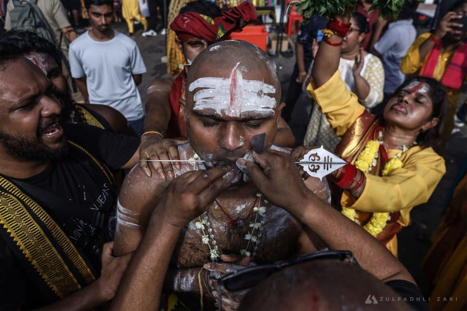 Penganut agama Hindu mencucuk mulut dan menuju ke Kuil Sri Subramaniar Swamy, Batu Caves sewaktu upacara keagamaan sempena perayaan Thaipusam pada hari ini. Zulfadhli Zaki | Media Selangor