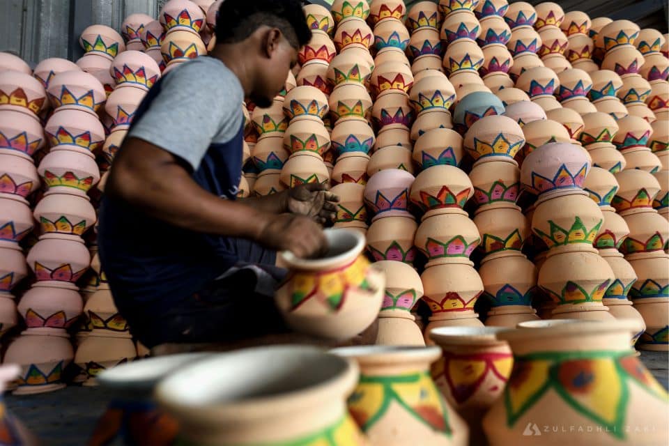 Pekerja Krishnan Pottery menyusun belanga Ponggal yang telah siap untuk jualan ketika tinjauan di Krishnan Pottery, Kuala Selangor. Zulfadhli Zaki | Media Selangor