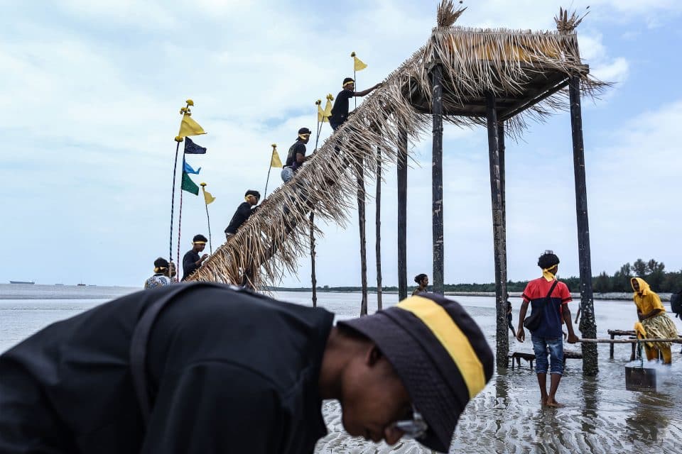 Seorang dukun memulakan ritual setelah sampai ke pantai bagi menyempurnakan sambutan Hari Moyang Puja Pantai bagi meraikan semangat nenek moyang mereka di Pulau Carey, Banting, Selangor pada hari ini. Zulfadhli Zaki | Media Selangor