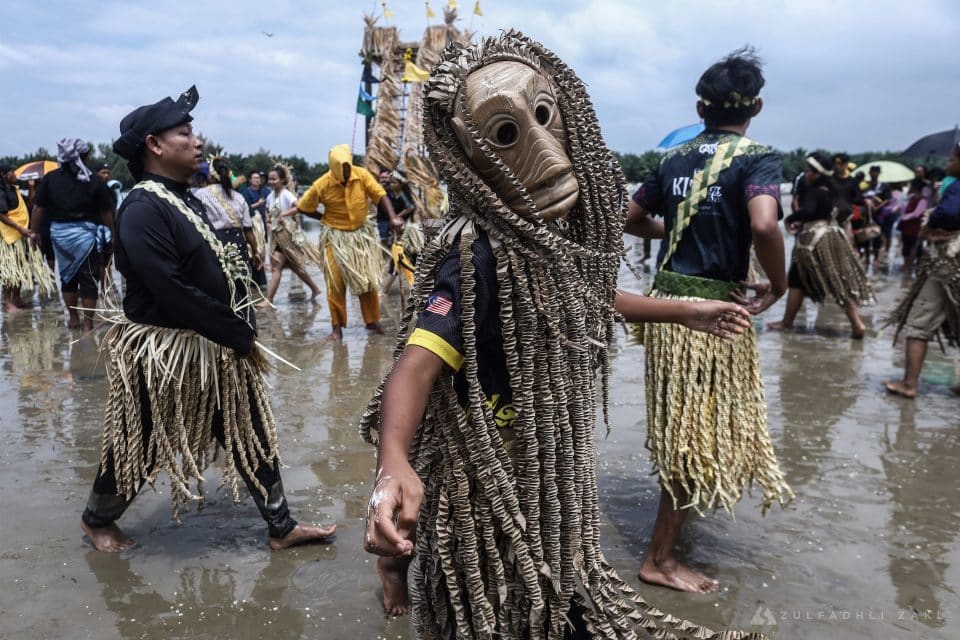Kaum Mah Meri melakukan ritual setelah sampai ke pantai bagi menyempurnakan sambutan Hari Moyang Puja Pantai bagi meraikan semangat nenek moyang mereka di Pulau Carey, Banting, Selangor pada hari ini. Zulfadhli Zaki | Media Selangor