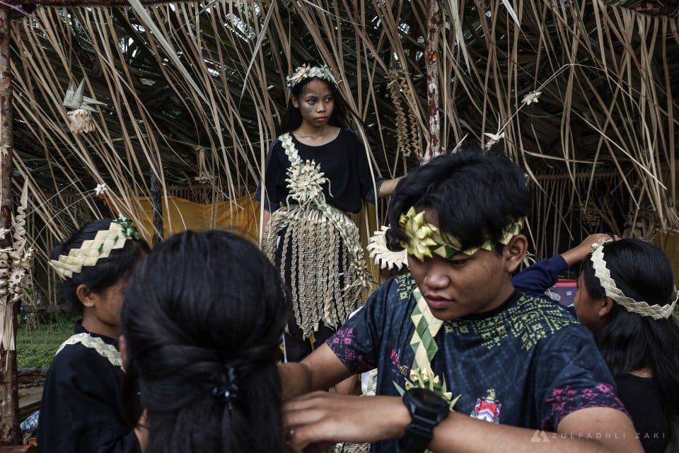 Kaum Mah Meri memulakan ritual sebelum berarak ke pantai bagi menyempurnakan sambutan Hari Moyang Puja Pantai bagi meraikan semangat nenek moyang mereka di Pulau Carey, Banting, Selangor pada hari ini. Zulfadhli Zaki | Media Selangor