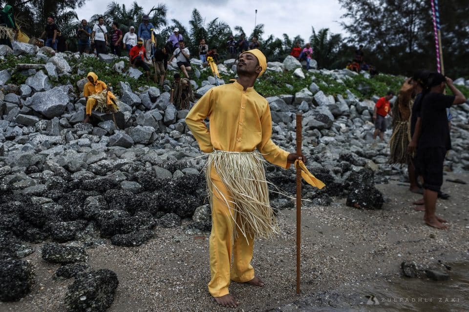 Seorang dukun memulakan ritual setelah sampai ke pantai bagi menyempurnakan sambutan Hari Moyang Puja Pantai bagi meraikan semangat nenek moyang mereka di Pulau Carey, Banting, Selangor pada hari ini. Zulfadhli Zaki | Media Selangor