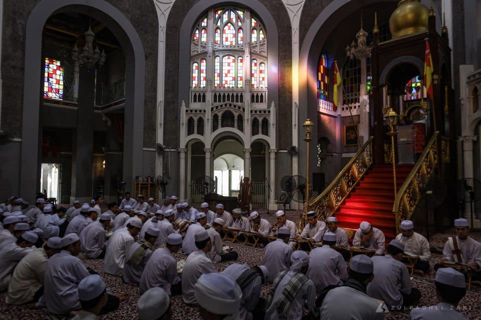 Pelajar Kolej Islam Sultan Alam Shah mengambil bahagian dalam tadarus perdana dan khatam Al-Quran sempena sambutan Nuzul Al-Quran di Masjid Diraja Sultan Suleiman pada hari ini. Zulfadhli Zaki | Media Selangor