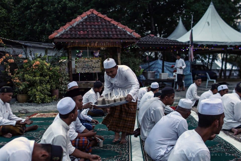 Pelatih di Madrasah Darul Solihin Al Qadiri berkumpul membaca doa khatam Al-Quran sempena hari ke tujuh belas Ramadan ketika tinjauan di Kampung Jalan Kebun Seksyen 30 Shah Alam. Zulfadhli Zaki | Media Selangor