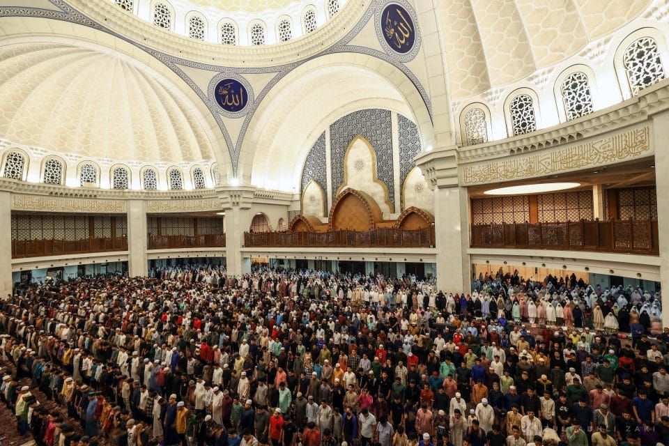  Suasana di Masjid Wilayah semasa umat Islam menunaikan solat sunat tarawih pertama pada hari ini.  Umat Islam di Malaysia akan mula menunaikan rukum Islam ketiga iaitu ibadah puasa bermula esok (12 Mac). Zulfadhli Zaki | Media Selangor