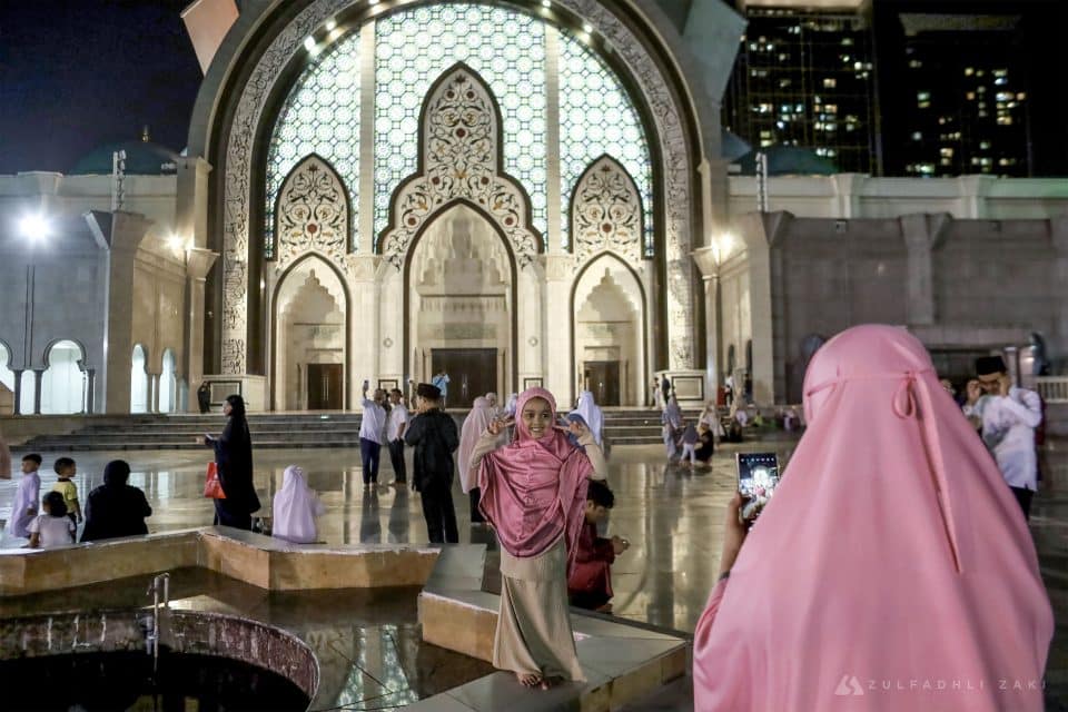  Suasana di Masjid Wilayah semasa umat Islam menunaikan solat sunat tarawih pertama pada hari ini.  Umat Islam di Malaysia akan mula menunaikan rukum Islam ketiga iaitu ibadah puasa bermula esok (12 Mac). Zulfadhli Zaki | Media Selangor