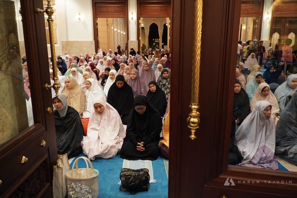 Umat Islam membanjiri Masjid Sri Sendayan Seremban Negeri Sembilan  seawal jam 8 malam untuk menunaikan solat tarawih pertama bagi Ramadan tahun ini dengan suasana Masjid yang indah.Tinjauan jurugambar mendapati ramai yang membawa ahli keluarga masing tidak kira tua dan muda. Harun Tajudin | Media Selangor