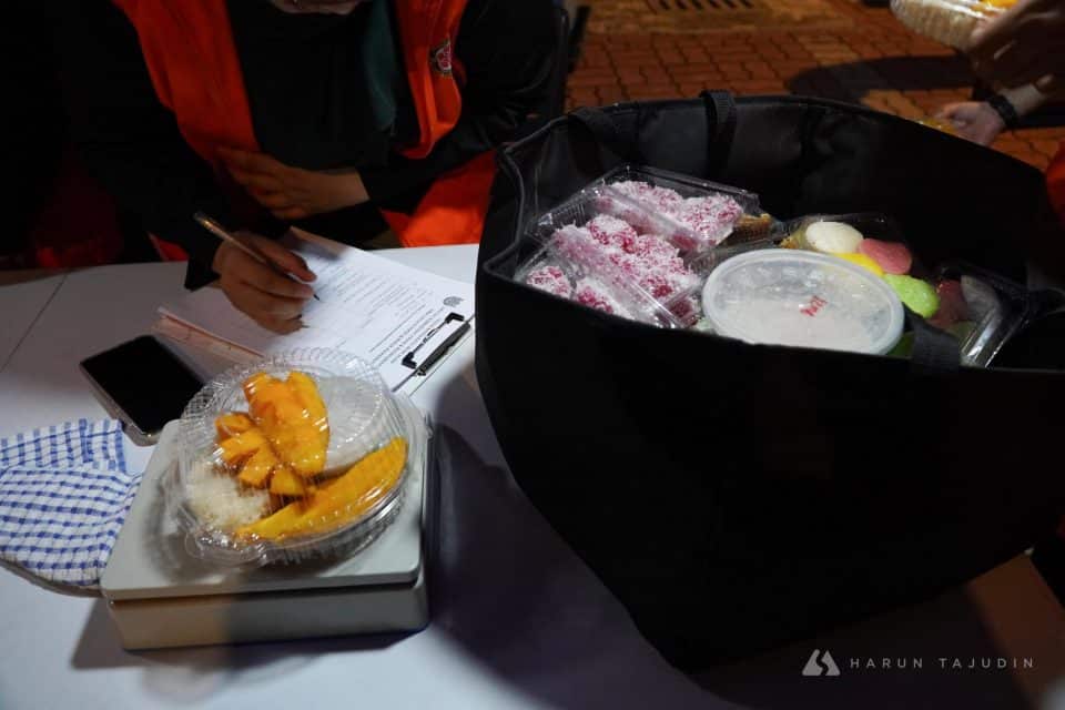 Program MySave Food@Ramadan Bazar dimulakan MBSA sejak empat tahun lalu dengan mengumpul lebihan makanan tidak habis dijual di bazar Ramadan untuk diagih kepada golongan memerlukan. Pada tahun ini, program bermula 14 Mac sehingga 3 April setiap Isnin hingga Jumaat membabitkan tiga bazar Ramadan iaitu Stadium Shah Alam Seksyen 13, Seksyen 17 dan Seksyen 19. Harun Tajudin | Media Selangor
