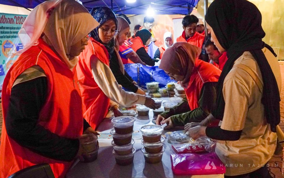 Program MySave Food@Ramadan Bazar dimulakan MBSA sejak empat tahun lalu dengan mengumpul lebihan makanan tidak habis dijual di bazar Ramadan untuk diagih kepada golongan memerlukan. Pada tahun ini, program bermula 14 Mac sehingga 3 April setiap Isnin hingga Jumaat membabitkan tiga bazar Ramadan iaitu Stadium Shah Alam Seksyen 13, Seksyen 17 dan Seksyen 19. Harun Tajudin | Media Selangor