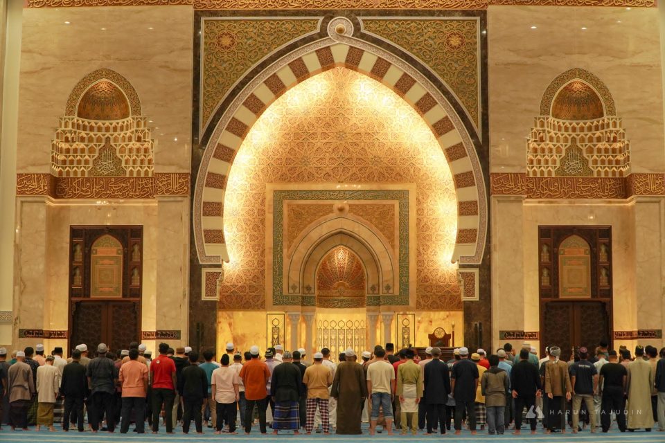 Umat Islam membanjiri Masjid Sri Sendayan Seremban Negeri Sembilan  seawal jam 8 malam untuk menunaikan solat tarawih pertama bagi Ramadan tahun ini dengan suasana Masjid yang indah.Tinjauan jurugambar mendapati ramai yang membawa ahli keluarga masing tidak kira tua dan muda. Harun Tajudin | Media Selangor